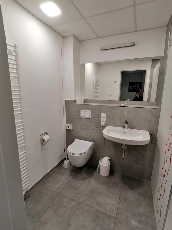 Bad mit Becken, WC, Bad-Heizkörper, an dem man Handtücher aufhängen kann