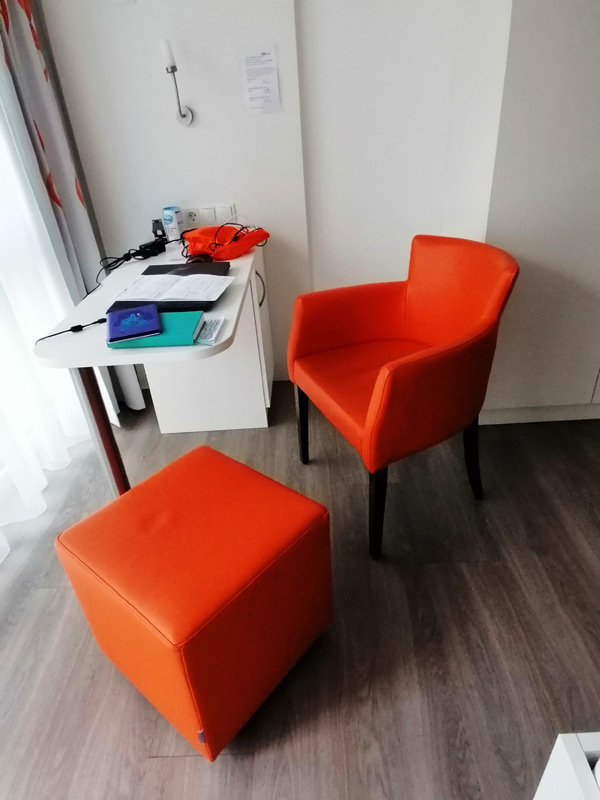 kleiner Schreibtisch mit Sessel und Hocker