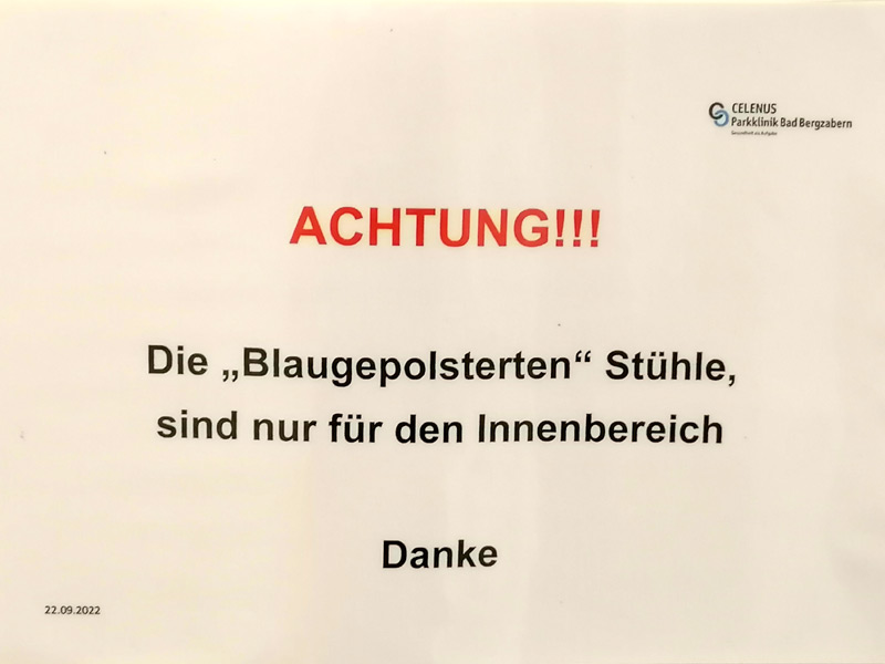 Mehrere Ausrufezeichen, das Adjektiv in Anführungszeichen und mit Großbuchstabe am Anfang, ein dahingestreutes Komma, danach fehlen
                die Satzzeichen.