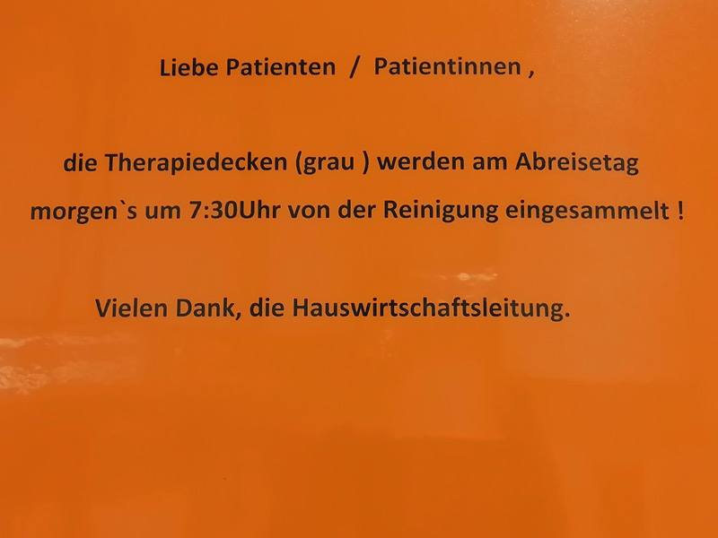 orangefarbenes Schild mit fantasievoll gesetztem Apostroph und weiteren Kreativitäten